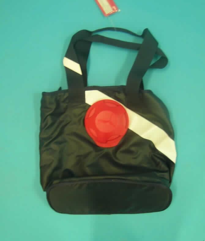 Umhängetasche, sog. "Sailing Shopper, Art.-Nr.: 066263", siehe Foto, 
- mit einer Außenseite aus überwiegend Spinnstoffen, 
- mit eingearbeiteter Bodenplatte,
- mit zwei längeren Handtragegriffen, die auch das Tragen über der Schulter zulassen,
- auf der Rückseite mit einem Reißverschlussfach,
- auf der Vorderseite mit einem Einsteckfach, welches mit einem Schraubverschluss 
  (ähnlich einem Benzintankdeckel) zu verschließen ist,
- innen mit einem seitlichen Reißverschlussfach,
- gefüttert, 
- mit den Abmessungen von ca. 39 (H) x 37 (B) x 17 (T) cm, 
- aufgrund der Form und der Größe in erster Linie dazu bestimmt, größere Gegenstände
  aufzunehmen,
- augenscheinlich nicht handgearbeitet.