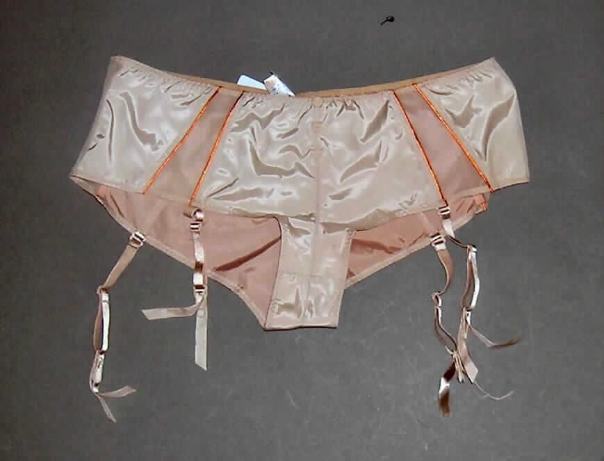Slip für Frauen, sog. Unterhose für Damen, Größe 38, siehe Foto,
- aus 0,2 mm dicken, einfarbigen Geweben aus laut Antrag 100% Polyester (synthetische
  Chemiefasern), seitlich mit Einsätzen aus 0,3 mm dicken, einfarbigen, netzartig
  durchbrochenen Gewirken aus laut Antrag 100% Polyester; nach Umfang und
  Gesamteindruck verleihen die Gewebe der Ware ihren wesentlichen Charakter,
- als Taillenslip mit hohen Beinausschnitten gearbeitet; ohne Öffnung und ohne Verschluss, 
- vorn mit drei aufgenähten, kleinen, Zierknöpfen; an den Gewirkeeinsätzen mit
  kontrastfarbenen Paspellierungen und an den Beinabschlüssen mit abnehmbaren
  Strapsen,
- im Schritt mit einer Hygieneeinlage,
- kennzeichnet sich nach Schnitt und Ausstattung (Hygieneeinlage) als Slip für Frauen,
- am oberen Rand und den Beinausschnitten gesäumt,
- weist u.a. aufgrund der Spinnstoffzusammensetzung (ohne Elastomer-Anteil) nicht die
  Eigenschaften einer Miederhose im Sinne der Position 6212 auf.