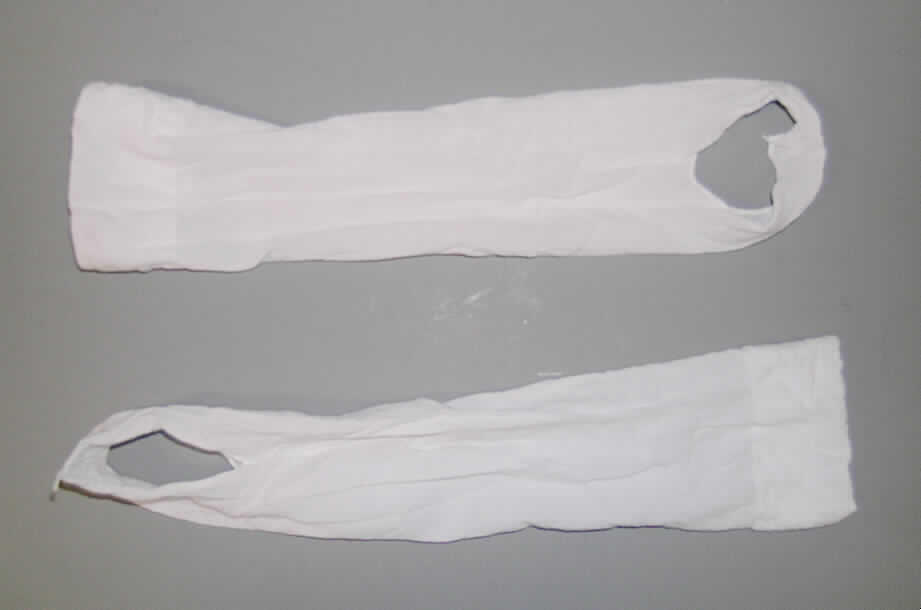 Unterziehstrümpfe, sog. Stützstrümpfe, Artikelnummer 10154, siehe Foto,
- aus 0,7 mm dicken, einfarbigen, elastischen Gewirken aus lt. Antrag
  85 % Polyamid und 15 % Elasthan (beides synthetische Chemiefasern), 
- bis zur Mitte der Wade reichend,
- mit Steg, den Fuß nicht vollständig bedeckend,
- am oberen Rand doppelt gearbeitet,
- lt. Produktinformation werden die Stützstrümpfe unter normalen Strümpfen
  oder Socken getragen; sie eignen sich für Menschen, die viel auf den 
  Beinen stehen und bei Menschen mit Krampfaderproblemen; stellen sich somit
  als Unterziehstrümpfe dar,
- keine gamaschenähnliche Ware der Position 6406, da aufgrund der geringen
  Dicke kein Beinschutz gewährleistet ist.