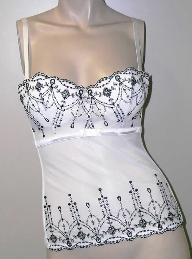 Bluse für Frauen, sog. Glorious Corsette, Order-Nr. 616740-1338, Größe 75 B, siehe Fotos,
- das Vorderteil aus durchschnittlich 0,8 mm dicken Stickereien der Position 5810 mit einem 
  Stickgrund aus netzartigen Gewirken; das Rückenteil aus 0,4 mm dicken, netzartigen 
  Gewirken; beide  Flächenerzeugnisse lt. Antrag aus 98 % Nylon und 2 % Spandex (beides 
  Chemiefasern),
- insbesondere im Hinblick auf den Gesamteindruck bestimmen die dekorativen Stickereien
  des Vorderteils den Charakter des Kleidungsstücks,
- im Vorderteil und an den Seiten unterlegt mit einem 0,2 mm dicken Gewirke; kennzeichnet 
  sich aufgrund der Gesamtdicke noch als leichtes Kleidungsstück, 
- über die Taille reichend (Rückenlänge: 47 cm), 
- mit schmalen, verstellbaren, abnehmbaren Schulterträgern, 
- hinten mit einer durchgehenden Öffnung mit Hakenverschluss,
- mit ausgearbeiteten, gepolsterten Büstenteilen mit Formbügeln, somit erkennbar 
  Frauenkleidung,
- unterhalb des Büstenteils mit einem aufgenähten, ca. 1,5 cm breiten Band aus Satin-
  geweben und mit einer schmalen Schleife verziert; in der Nähe des unteren, bogig
  gearbeiteten Randes mit aufgeklebten Strasssteinen,
- an den Seiten und im Rücken mit eingearbeiteten Stäbchen aus Kunststoff,
- tailliert gearbeitet,
- alle Ränder mit elastischen Abschlüssen,
- wird sichtbar als Oberkleidung getragen, somit u.a. kein Korsett/keine Miederware der
  Position 6212,
- erfüllt die Begriffsbestimmungen zur Einreihung als Bluse in die Position 6206, somit keine 
  andere Kleidung der Position 6211.