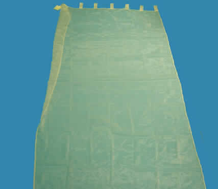 Gardine, sog. Vorhänge Organza,  Art. 55301, s. Abb.;
- aus 0,1 mm dicken, einfarbigen, durchscheinenden, lichtdurchlässigen Geweben aus
  lt. Antrag synthetischen Chemiefasern (sog. Organza); aufgrund der Art des Gewebes 
  (durchscheinend, lichtdurchlässig) kein Vorhang der  Codenummer 6303 9290 90 0,
- in den Abmessungen: 145 cm breit und 245 cm lang,
- an allen Rändern durch Umschlagen und Festnähen gesäumt,
- am oberen Rand mit angenähten Schlaufen, durch die eine Gardinenstange geschoben 
  werden kann (u.a. dadurch konfektioniert).