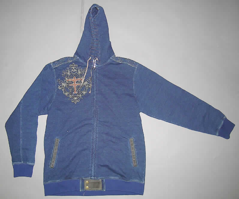 Blouson für Männer, sog. Sweatshirt Jacke, in Erwachsenengröße, siehe Foto,
- aus 1,2 mm dicken, melierten Gewirken aus laut Antrag 100 % Baumwolle,  
- über den Schritt reichend (Rückenlänge: 79 cm),
- mit einer angenähten Kapuze, mit Kordelzug aus Lederstreifen,
- vorn mit einer durchgehenden Öffnung mit Reißverschluss, am unteren Rand mit einem
  Lederriegel mit Druckknopfverschluss von links über rechts (Männerkleidung),
- oberhalb der rechten Brust und auf dem Schultersattel mit aufgestickten Motiven,
- mit langen, an den Enden mit gerippten Bündchen verengten Ärmeln, die über den
  unteren Rand des Kleidungsstücks hinausreichen, 
- vorn mit zwei eingesetzten, offenen Taschen, deren Eingriffe mit Lederstreifen besetzt sind,
- am unteren Rand mit einem gerippt gewirkten Bund verengt,
- das Kleidungsstück erfüllt aufgrund des Schnitts und der Ausstattung die Voraussetzungen
  zur Einreihung als Blouson, damit keine Jacke der Position 6103 und keine Strickjacke
  o.ä. der Position 6110.