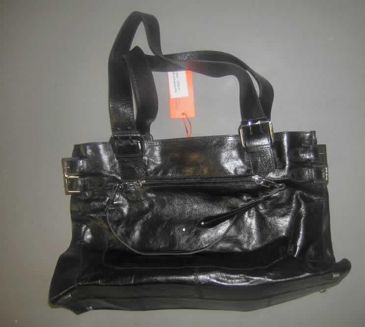 Handtasche, siehe Foto,
- mit einer Außenseite aus Leder,
- mit zwei kurzen Schultertrageriemen,
- an einer Längsseite mit einem eingesetzten Reißverschlussfach,
- an den Schmalseiten mit jeweils zwei verstellbaren Riemen versehen,
- am Bodenteil mit vier Stellfüßchen aus unedlem Metall versehen,
- mit einem entlang dem oberen Rand verlaufenden Reißverschluss,
- gefüttert, mit einem eingesetzten Reißverschlussfach und zwei aufgenähten Fächern,
- mit einer Größe von ca. 42 x 12 x 26 cm,
- Handtasche, da dazu bestimmt, kleinere persönliche Gegenstände aufzunehmen,
- augenscheinlich nicht handgearbeitet.