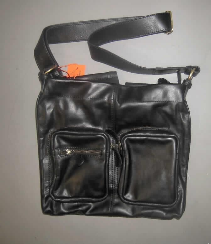 Handtasche, siehe Foto,
- mit einer Außenseite aus Leder,
- mit einem verstellbaren Schultertrageriemen,
- an einer Längsseite mit zwei aufgesetzten Vorfächern mit Reißverschluss,
- mit einem entlang dem oberen Rand verlaufenden Reißverschluss,
- gefüttert, mit einem eingesetzten Reißverschlussfach und zwei aufgenähten Fächern,
- mit einer Größe von ca. 32 x 4 x 29 cm,
- Handtasche, da dazu bestimmt, kleinere persönliche Gegenstände aufzunehmen,
- augenscheinlich nicht handgearbeitet.