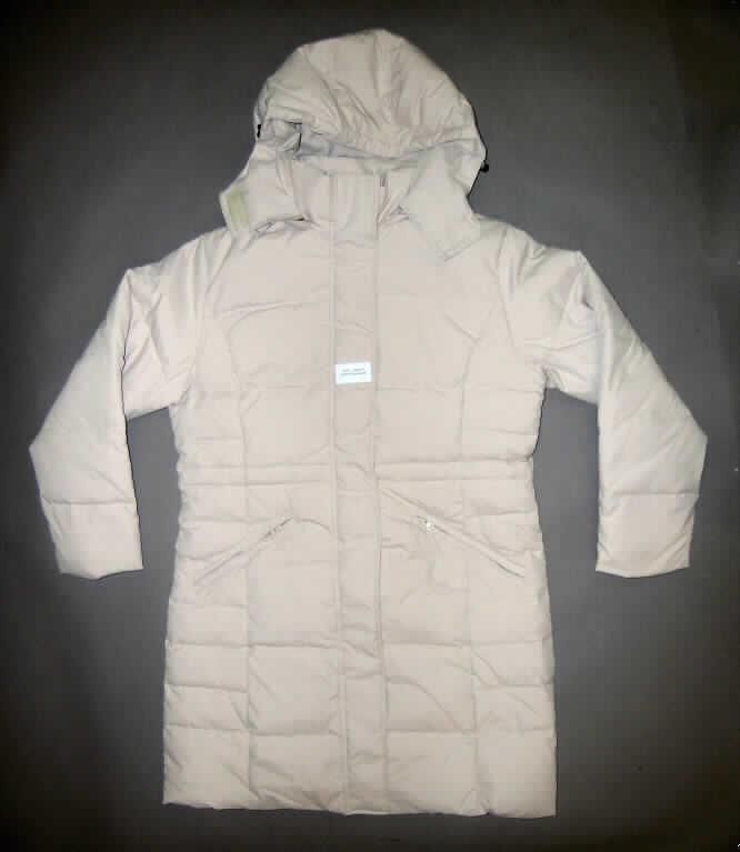 Parka für Frauen, sog. Daunenmantel, Art. 163860, Größe 40, siehe Foto
- aus einem dreilagig, abgeteilt versteppten Verbunderzeugnis der Position 5811, mit einer 
  Außenlage aus 0,2 mm dicken, einfarbigen Geweben aus laut Antrag 100 % Polyester 
  (synthetische Chemiefasern) einer Zwischenlage aus laut Antrag 70 % Daunen und 
  30 % Federn und einer Innenlage aus Geweben,
- durchgehend gefüttert,
- mit einem Stückgewicht von weniger als 1 kg, 
- über die Mitte der Oberschenkel reichend, aber nicht die Knie bedeckend
  (Rückenlänge: 97 cm), 
- mit einem Stehkragen; mit abtrennbarer Kapuze, 
- vorn mit einer durchgehenden Öffnung mit Reißverschluss, mit einer von rechts
  auf links reichenden Patte (Frauenkleidung),
- mit langen Ärmeln, 
- innen in Höhe der Taille mit einem elastischen Tunnelzug zu verengen,
- mit zwei eingesetzten Taschen unterhalb der Taille, mit Reißverschluss,
- mit einem geraden Abschluss am unteren Rand,
- wird als äußerstes Kleidungsstück über jeder anderen Kleidung getragen und bietet 
  Schutz gegen das Wetter,
- erfüllt die Begriffsbestimmung für Parka, damit kein Mantel der Unterposition 6202 1310 90.