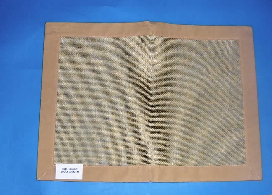 Ware zur Innenausstattung, sog. Papiertischset, siehe Foto,
- lt. Untersuchungsergebnis aus 1,5 mm dicken, einfarbigen Geweben aus Papiergarnen
  der Position 5308 (Meterware der Position 5311); die Garne wurden durch Falten und 
  Drehen vonPapierstreifen hergestellt, somit keine Ware des Kapitels 48 und des Kapitels 
  46,
- in rechteckiger Form in den Abmessungen 45 cm x 33 cm,
- an den Rändern mit einer 3 cm breiten Einfassung aus Geweben aus Baumwolle; somit
  konfektioniert,
- wird insbesondere wegen der Art des Gewebes üblicherweise nicht gewaschen und 
  kennzeichnet sich aufgrund des Verwendungszwecks und der Ausstattung als Ware
  zur Innenausstattung (somit keine Tischwäsche der Position 6302),
- nach dem Umfang bestimmen die Gewebe aus Papiergarnen den Charakter der Ware.