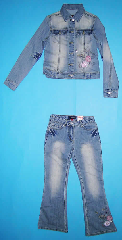 Kostüm (Hosenanzug) für Mädchen, bestehend aus einer Jacke und einer langer Hose 
sog. Kombination (Jeansjacke + Jeanshose) für Kinder, Art. Swan #227587 + 227586,
Größe 152, siehe Fotos,
- aus 1 mm dicken, buntgewebten, Geweben aus lt. Textiletikett 65 % Baumwolle, 
  34 % Polyester und 1 % Elasthan (beides Chemiefasern),
- vollständig aus ein und demselben Flächenerzeugnis hergestellt und gleich in Struktur, 
  Stil, stofflicher Zusammensetzung, Farbe und Größe, 
- beide Teile sich nach dem konfektionieren durch Sandstrahlen so bearbeitet worden, dass
  ein "used look" entstanden ist,
- beide Teile weisen aufgestickte Verzierungen (Applikationen) auf, die auf die fertigen
  Kleidungsstücke aufgebracht worden sind; die Verzierungen entsprechen sich in Form, 
  Farbe und Größe; in den Armbeugen der Jacke und an der Vorderseite der Hose (unterhalb
  der Tascheneingriffe) bzw. auf der Rückseite der Hose (am oberen Rand der Taschen) mit
  einem Falteneffekt (durch Belassen der ursprünglichen Farbe; kein Aufdruck),
- ungefüttert; nicht nach dem Batik-Verfahren handbedruckt,
- in gemeinsamer Aufmachung für den Einzelverkauf, 
- erfüllt die Begriffsbestimmungen zur Einreihung als Kostüm (Hosenanzug), somit keine 
  Kombination, 
- Jacke: 
-- über die Taille reichend (Rückenlänge: 54 cm),
-- mit einem Umlegekragen,
-- vorn mit einer durchgehenden Öffnung mit Knopfverschluss von rechts über links 
   (Mädchenkleidung); in sieben Längsbahnen gearbeitet,
-- mit langen Ärmeln mit manschettenartigen Abschlüssen,
-- mit zwei eingesetzten Brusttaschen,
-- vorn mit einer großen Applikationsstickerei verziert,
-- am unteren Rand mit einem angesetzten Bund; an den Seiten mit zwei Zierriegeln, 
   die nicht verengend wirken (somit kein Blouson), 
- lange Hose: 
-- in der Taille abschließend, mit einem Taillenbund mit Gürtelschlaufen,
-- vorn mit einer Öffnung mit Reißverschluss, im Taillenbund geknöpft, mit einer Patte
   von rechts über links (Mädchenkleidung),
-- vorn mit zwei Eingrifftaschen und einer zusätzlichen kleinen Innentasche sowie mit 
   zwei aufgesetzten Gesäßtaschen,
-- mit knöchellangen Hosenbeinen; auf einem Hosenbein (unten) mit einer großen Appli-
   kationsstickerei verziert,
-- an den Abschlüssen durch Umschlagen und Festnähen gesäumt.