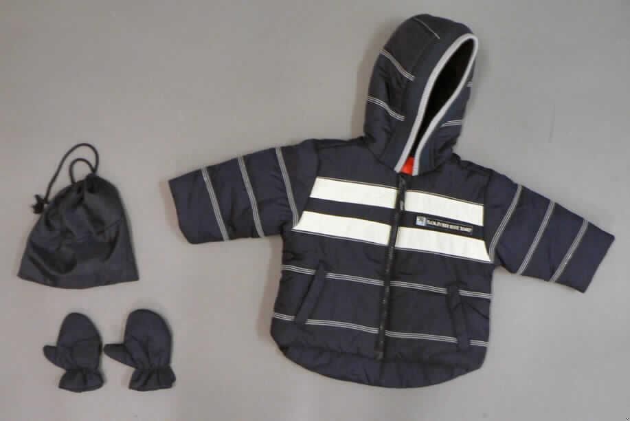 Warenzusammstellung bestehend aus einer Kleidung (Anorak) und Handschuhen für Kleinkinder, 
sog. Anorak gewebt, Art. 65.810.51.7475, Größe 68, siehe Foto
- die Handschuhe sind in einem kleinen Beutel (Verpackung i.S.d. AV 5b) verpackt, dieser ist 
  an der Aufhängeschlaufe des Anoraks befestigt, gemeinsam in einem Polybeutel für den 
  Einzelverkauf aufgemacht,
- Anorak:
-- aus einem zweilagigen, durch Steppen abgeteilten Verbunderzeugnis der Position 5811, mit 
   einer Außenlage aus einem 0,2 mm dicken, einfarbigen (blau und weiß) Gewebe aus laut Antrag
   100 % Polyamid (synthetische Chemiefasern) und einer Innenlage aus Wattierungsstoff,
-- durchgehend gefüttert,
-- über den Schritt reichend (Rückenlänge: 38 cm); vorn etwa 5 cm kürzer gearbeitet,
-- mit einer angenähten Kapuze, mit einer gerippt gewirkten Randeinfassung,
-- vorn mit einer durchgehender Öffnung mit Reißverschluss; am oberen Rand mit einer kleinen
   Patte von links über rechts, 
-- mit langen Ärmeln, 
-- mit zwei eingesetzten Taschen unterhalb der Taille,  
-- am unteren Rand gesäumt,
- Handschuh:
-- als Fäustling gearbeitet,
-- aus 0,2 mm dicken, einfarbigen Geweben aus laut Antrag 100 % Polyamid,
-- gefüttert,
-- an der Handkante jeweils mit einer teilweisen Öffnung, die mit einem Riegel mit 
   Klettverschluss geschlossen wird,
-- mit einer Handbreite von etwa 6 cm, einer Daumenlänge von etwa 4 cm und einer Handlänge
   ohne Rand von etwa 9 cm,
-- im Bereich des Handgelenks mit einem eingenähten, elastischen Band verengt,
- stellt sich aufgrund der Abmessungen als Kleidung und Bekleidungszubehör für Kleinkinder dar,
- insbesondere im Hinblick auf den Umfang und den Wert bestimmt die Kleidung den Charakter der 
  Warenzusammenstellung.