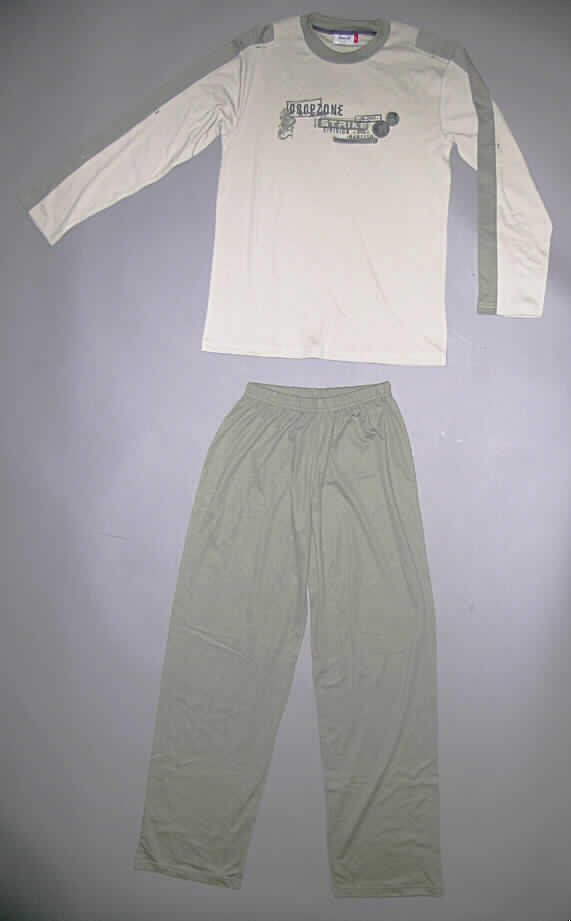 Schlafanzug, bestehend aus einem Oberteil und einer langen Hose, sog. Jungen 
(Unisex)-Schlafanzug, Order 51372, Größe 176, siehe Foto,
- aus verschiedenen, einfarbigen, 0,8 mm dicken Gewirken aus lt. Antrag 65 % Polyester
  (synthetische Chemiefasern) und 35 % Baumwolle,
- ohne Öffnung und ohne Verschluss, 
- ohne Merkmale, die auf einen bestimmten Trägerkreis hinweisen (unisex),
- nach Schnitt, Ausstattung und Material erkennbar dazu bestimmt, ausschließlich oder im 
  Wesentlichen als Nachtkleidung im Bett getragen zu werden,
- Oberteil (olivgrün und beige): 
-- über die Taille reichend (Rückenlänge: 69 cm),
-- mit einem halsnahen Ausschnitt, mit gerippter, kontrastfarbener Randeinfassung,
-- mit langen Ärmeln, mit kontrastfarbenen Einsätzen,
-- vorn und am linken Ärmel mit einem Motivaufdruck,
-- an den Ärmelenden und am unteren Rand durch Umschlagen und Festnähen gesäumt,
- Lange Hose (olivgrün): 
-- in der Taille abschließend, mit einem elastischen Taillenbund,
-- mit knöchellangen Hosenbeinen, 
-- an den Beinabschlüssen gesäumt.