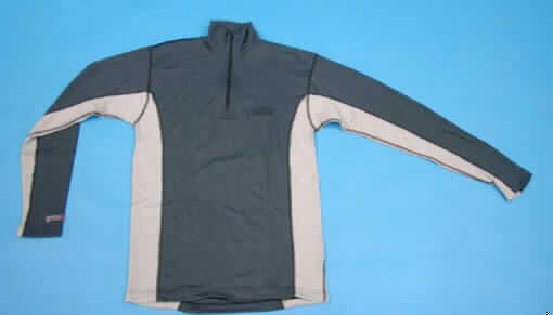 Pulloverähnliches Kleidungsstück für Männer, sog. Long Sleeve-Z, Größe M, siehe beigefügtes Foto,
- aus 1,1 mm dicken, einfarbigen (hellgrau und dunkelgrau) Gewirken aus lt. Antrag 100% 
  Merinowolle,
- mit einem Stückgewicht von 202 g.
- über die Taille reichend (Rückenlänge: 68 cm),
- mit einem pullovertypischen, hohen Kragen (u.a. deshalb keine Hemdbluse der Position
   6106 und auch kein Kleidungsstück der Position 6109),
- vorn mit einer nicht durchgehenden Öffnung mit einem von der Brustmitte bis in die Kragen-
  spitzen reichenden Reißverschluss; am Kragenrand mit einer kurzen Überlappung von 
  links über rechts (Männerkleidung), 
- mit langen Ärmeln,
- am unteren Rand durch Umschlagen und Festnähen gesäumt.