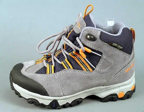 Freizeitschuhe/Wanderschuhe für Kinder, siehe Foto,
- mit Laufsohlen aus (lt. Antrag) Kautschuk; Hauptsohle nicht aus Holz,
- mit Oberteil (geschlossenes Blatt) aus Leder (den größten Teil der Außenfläche bildend),
  Kautschuk, Spinnstoff und Kunststoff (Spinnstoff mit einer mit bloßem Auge wahrnehm-
  baren Außenschicht aus Kunststoff), mit Verstärkungsteilen aus Leder,
- mit Schnürsenkelverschluss und ein Paar Hakenösen,
- ohne Schutz in der Vorderkappe,
- den Knöchel, jedoch nicht die Wade bedeckend (nicht über die dickste Stelle der Wade
  hinausreichend),
- mit einer Länge der Innensohle von weniger als 24 cm,
- nach der Gesamtkonzeption (u.a. Hakenösen) nicht für Sportzwecke.