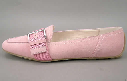 Freizeitschuhe; lt. Antrag: Damen Lederschuh; Ballerina Style, PJN 32846 - siehe Bild
- mit Oberteil (in der Art der Slipper) aus Leder (lt. Antrag)
- mit geschlossenem Blatt
- mit Laufsohlen aus Kunststoff
- ohne Metallschutz in der Vorderkappe
- nicht den Knöchel bedeckend
- mit einer Länge der Innensohle von mehr als 24 cm
- für Frauen (mit einem Zierverschluss in Form eines ca. 3 cm breiten Bandes aus Spinnstoff 
  über dem Spann (befestigt am unteren Schuhschaft), mit einer Schnalle aus unedlem 
  Metall)
- nicht für Sportzwecke geeignet