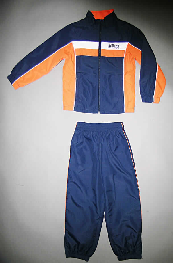 Trainingsanzug, sog. Trainingsanzug für Boys, Art. KAT 2959, Größe 128, siehe Fotos
- bestehend aus Ober- und Unterteil (Blouson und lange Hose),
- erkennbar dazu bestimmt, ausschließlich oder im Wesentlichen bei der Ausübung eines Sports
  getragen zu werden (u. a. deshalb weder Anzug noch Kombination),
- aus verschiedenen 0,2 mm dicken, einfarbigen Geweben (Oberteil überwiegend dunkelblau, mit 
  weißen und orangefarbenen Einsätzen, Hose: dunkelblau) aus lt. Antrag 100 % Polyester (synthetische
  Chemiefasern); somit nicht mit Außenseite aus ein und demselben Flächenerzeugnis hergestellt,
  daher getrennte Einreihung innerhalb der Position 6211,
- vollständig gefüttert,
- ohne Merkmale, die auf den Trägerkreis (Knaben oder Mädchen) schließen lassen (unisex),
- Oberteil (Blouson): 
-- über die Taille reichend (Rückenlänge: 51 cm),
-- mit einem Stehkragen,
-- vorn mit einer durchgehenden Öffnung, mit einem bis in die Kragenspitzen reichenden 
   Reißverschluss,
-- vorn mit zwei eingesetzten Taschen unterhalb der Taille, mit Reißverschluss, 
-- mit langen Ärmeln, die über den unteren Rand des Kleidungsstücks hinausreichen,
   mit elastischen, verengenden Abschlüssen,
-- an den Ärmeln sowie am Vorder- und Rückenteil mit kontrastfarbener Paspelierung,
-- in Brusthöhe mit aufgesticktem Schriftzug "ACTIVE 02",
-- am unteren Rand mit einem Tunnelzug zu verengen.