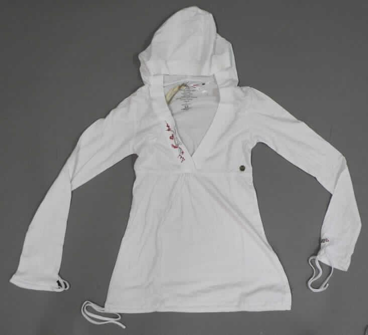 Pullover für Frauen, Größe 36, siehe Foto
- aus 0,7 mm dicken (somit leichten), einfarbigen Gewirken aus laut Antrag 
  100 % Baumwolle,
- über den Schritt reichend (Rückenlänge: 72 cm),
- mit einer angenähten Kapuze,
- mit einem V-förmigen Ausschnitt, dessen Randeinfassung von rechts auf links überlappt   (Frauenkleidung),
- ohne Öffnung des Halsausschnitts und ohne Verschluss (u. a. deshalb keine Ware der Position 6106),
- mit langen Ärmeln mit durch zwei Kordeln zu verengendem Abschluss,
- auf der rechten Randeinfassung des Halsausschnitts mit einer Stickerei verziert,
- mit einem Bund, der sich durch zwei auf der rechten Seite befindlichen Kordeln verengen lässt,
- stellt sich auf Grund des zu verengenden Bundes als Pullover dar (somit
  keine Kleidung der Position 6114).