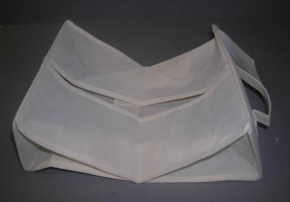 Andere konfektionierte Spinnstoffware, siehe Foto,
- aus einfarbigen, 0,6 mm dicken Vliesstoffen aus lt. Antrag 100% Polypropylen
  (synthetische Chemiefasern), 
- mit Randeinfassungen gleichen Materials; durch Zusammennähen konfektioniert,
- quaderförmig; in den Abmessungen: 36 cm (Höhe) x 23 cm (Breite) x 12 cm (Tiefe), 
- Boden- und Oberteil sind zur Stabilisierung mit jeweils einem Zuschnitt aus Pappe
  verstärkt,
- am Oberteil mit einer angenähten Schlaufe zum Aufhängen,
- auf der Rückseite mit einer durchgehenden, schlitzförmigen Öffnung,
- auf der Vorderseite mit einer 10,5 cm x 11 cm großen Aussparung, die durch einen
  herunter klappbaren Zuschnitt mit Klettverschluss verdeckt ist, 
- dient der Aufnahme, Aufbewahrung und Entnahme von Toilettenpapier,
- nach Form und Verwendungszweck handelt es sich weder um ein Behältnis der
  Position 4202, noch um eine Ware zur Innenausstattung der Position 6304.