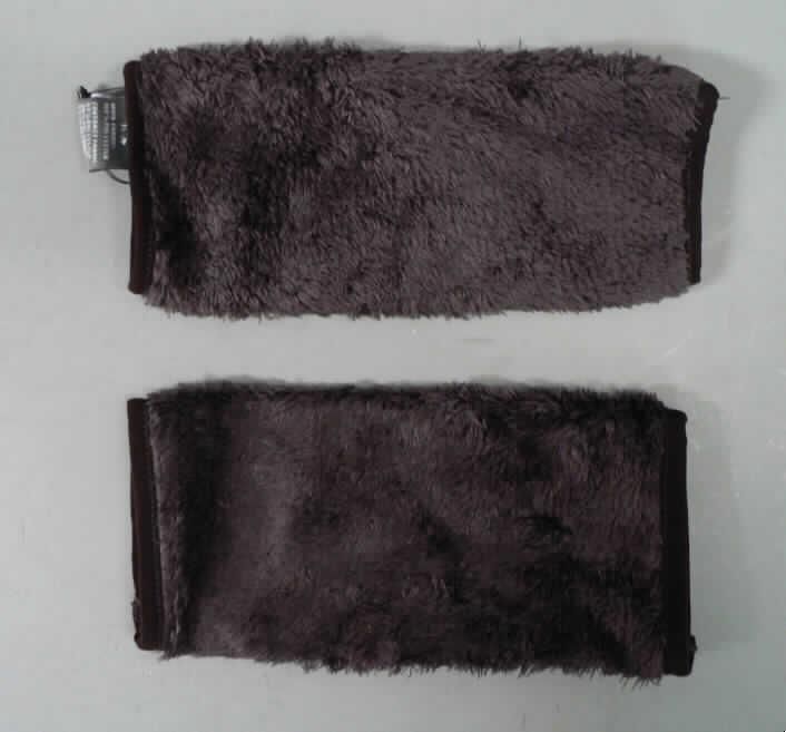 Anderes konfektioniertes Bekleidungszubehör, sog. Wristwarmer, Art. 8453, Größe M, 
siehe Foto
- aus bis zu 8 mm dicken, einfarbigen Plüschgewirken aus lt. Antrag 100 % Polyester 
  (synthetische Chemiefasern), weder gummielastisch noch kautschutiert,
- schlauchförmig, durch Zusammennähen, u. a. an der Längesseite, konfektioniert,
- in den Abmessungen: etwa 23 cm lang und mit einem Durchmesser von etwa 11 cm, 
- mit Daumenloch; ohne ausgearbeiteten Daumen und ohne Finger (somit kein Handschuh 
  der Position 6116),
- bedeckt die halbe Hand (bis zu den Fingeransätzen, jedoch nicht die Finger) und
  etwa den halben Unterarm,
- in der Nähe des unteren Randes mit aufgesticktem Firmenlogo,
- am oberen und unteren Rand mit einem gewirkten Band eingefasst,
- kennzeichnet sich nach Beschaffenheit und Verwendungszweck als individuelles, 
  selbständiges Einzelstück, das die Bekleidung ergänzt und nicht vom Warenkreis der 
  Unterpositionen 6117 1000 erfasst wird.