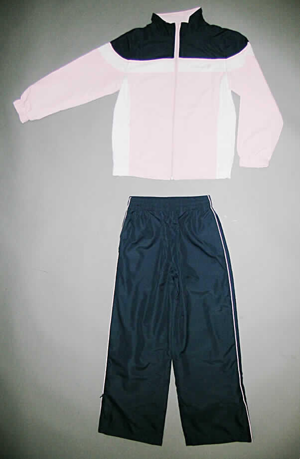 Trainingsanzug, sog. Trainingsanzug für Girls, Art. KAT 2959, Größe 140, siehe Fotos
- bestehend aus Ober- und Unterteil (Blouson und lange Hose),
- erkennbar dazu bestimmt, ausschließlich oder im Wesentlichen bei der Ausübung eines Sports
  getragen zu werden (u. a. deshalb weder Anzug noch Kombination),
- aus verschiedenen 0,2 mm dicken, einfarbigen Geweben (Oberteil: überwiegend 
  rosafarben, mit weißen und dunkelblauen Einsätzen, Hose: dunkelblau) aus lt. Antrag
  100 % Polyester (synthetische Chemiefasern); somit nicht mit Außenseite aus ein und
  demselben Flächenerzeugnis hergestellt, daher getrennte Einreihung innerhalb der
  Position 6211,
- vollständig gefüttert,
- ohne Merkmale, die auf den Trägerkreis (Knaben oder Mädchen) schließen lassen (unisex),
- Oberteil (Blouson): 
-- über die Taille reichend (Rückenlänge: 54 cm),
-- mit einem Stehkragen,
-- vorn mit einer durchgehenden Öffnung, mit einem bis in die Kragenspitzen reichenden 
   Reißverschluss,
-- vorn mit zwei eingesetzten Taschen unterhalb der Taille, mit Reißverschluss, 
-- mit langen Ärmeln, die über den unteren Rand des Kleidungsstücks hinausreichen,
   mit elastischen, verengenden Abschlüssen,
-- in Brusthöhe mit aufgesticktem, stilisiertem Schmetterling und Schriftzug "butterfly spirit",
-- am unteren Rand mit einem Tunnelzug zu verengen.