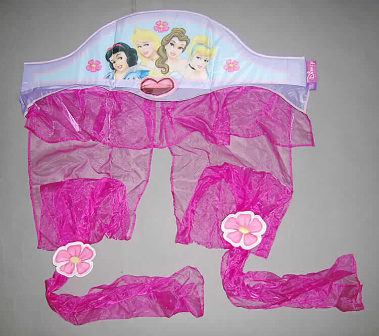 Vierteilige Zusammenstellung, bestehend aus einer Gardine mit Befestigungsmaterial, einer Decke, einer anderen konfektionierten Spinnstoffware (Aufbewahrungsbox) und einem Hängeregal, sog. Weihnachtsset Dekoration
(Art. 313718), siehe Fotos,
- in gemeinsamer Aufmachung für den Einzelverkauf; die einzelnen Teile dienen nicht der Befriedigung 
  eines speziellen Bedarfs und sind somit getrennt einzureihen, 
- Gardine, sog. Türbehang: 
-- aus 0,2 mm dicken, einfarbigen, durchscheinenden, lichtdurchlässigen Geweben aus lt. Textiletikett 
   100% Polyester (synthetische Chemiefasern),
-- durch Zusammennähen konfektioniert,
-- in der Art von zwei Dekoschals mit Querbehang gearbeitet, 
-- Abmessungen der Schals: 50 cm breit und 185 cm lang; Abmessungen des Querbehangs:
   150 cm breit und 23 cm hoch,
-- die Schals können etwa in der Mitte durch ein Klettband mit einer aufgenähten, stilisierten Blüte 
   aus Geweben gerafft werden,
-- Schals und Querbehang sind durch Umschlagen und Festnähen gesäumt,
-- am oberen Rand mit einem angenähten, 150 cm breiten und bis zu 30 cm hohen, mit einem 
   Ziermotiv bedruckten "Verstärkungsteil" ausgestattet, bestehend aus 
   --- einer Schauseite aus mit einem aufgedruckten Motiv verzierten Gewebe, 
   --- einer Rückseite aus thermisch punktuell verfestigtem Vliesstoff, mit Schlaufen und
   --- einer Zwischenlage aus Pappe zur Stabilisierung und Formgebung, 
-- mit beiliegendem Befestigungsmaterial (Klammern und Schrauben) aus unedlem Metall,
-- erfüllt die Voraussetzungen zur Einreihung als Gardine, somit keine Ware zur Innenausstattung 
   der Position 6304.