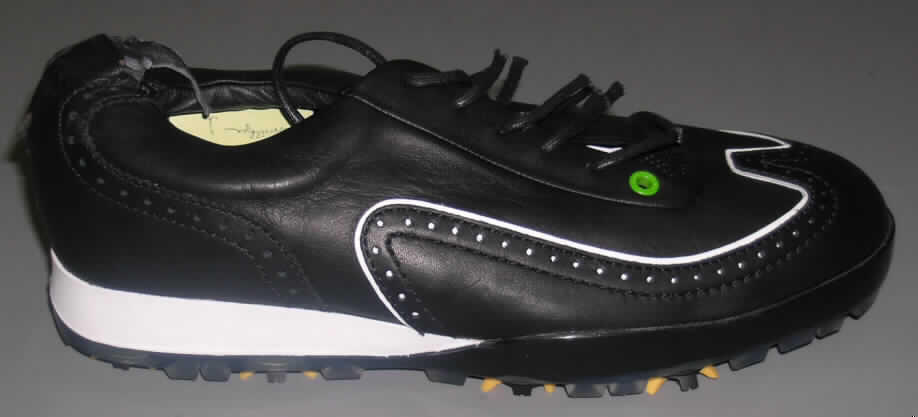 Sportschuhe, siehe Foto,
- mit Laufsohlen aus (lt. Antrag) Kunststoff, mit acht stollenähnlichen Vorrichtungen,
- mit Oberteil (geschlossenes Blatt) aus (lt. Antrag) Leder,
- mit Schnürsenkelverschluss (6 Ösenpaare),
- zur Ausübung einer Sportart (Golf) bestimmt