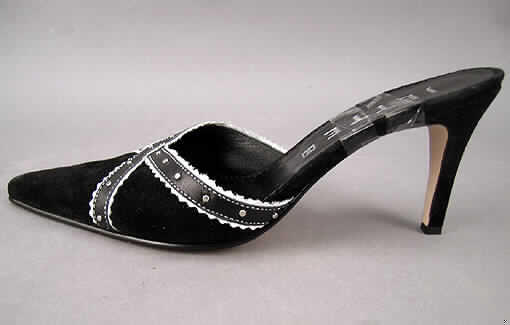 Freizeitschuhe, lt. Antrag Damenschuhe, siehe Foto,
- mit Laufsohlen aus (lt. Antrag) Leder,
- mit Oberteil aus (lt. Antrag) Leder,
- mit Verstärkungsteilen aus Leder,
- mit geschlossenem Blatt,
- ohne Metallschutz in der Vorderkappe,
- nicht den Knöchel bedeckend,
- mit einer Länge der Innensohle von 24 cm oder mehr,
- mit hohem Absatz,
- für Frauen.