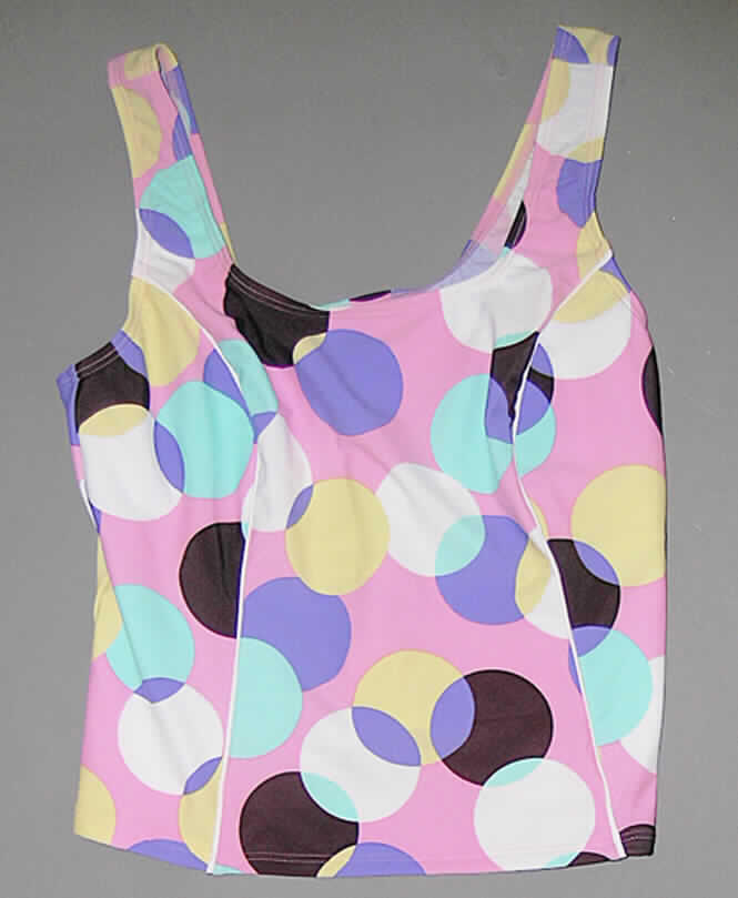Zweiteilige Zusammenstellung (pulloverähnliches Kleidungsstück und Badehose für Frauen),
sog. Tankini, Artikel 310032, Größe 44, siehe Fotos,
- aus 0,7 mm dicken, elastischen, einfarbigen und bedruckten Gewirken aus lt. Antrag
  80 % Polyamid und 20 % Elastan (beides synthetische Chemiefasern), ohne Kautschukfäden; 
  die Elastizität ergibt sich durch die Verwendung von Elastomergarnen (Elastan),
- kein zweiteiliger Badeanzug (Bikini), da das Oberteil aufgrund seiner Beschaffenheit
  (Schnitt und Ausstattung) nicht erkennen lässt, dass es ausschließlich oder haupt-
  sächlich dazu bestimmt ist, als Badekleidung getragen zu werden, 
- keine Kombination, da u.a. Badehosen der Position 6112 nicht als Bestandteil einer 
  Kombination zugelassen sind,
- Pulloverähnliches Kleidungsstück: 
-- mit ca. 3,5 cm breiten Schulterträgern,
-- im vorderen Bereich doppelt gearbeitet (Gesamtdicke 1,4 mm), insgesamt daher kein
   leichtes Kleidungsstück (somit keine Ware der Position 6109),
-- über die Taille reichend (Rückenlänge: 46 cm), 
-- ohne Öffnung und ohne Verschluss, 
-- durch Abnäher und Schnitttechnik anatomisch der weiblichen Körperform angepasst,
   somit erkennbar Frauenkleidung,
-- am unteren Rand durch Umschlagen und Festnähen gesäumt.