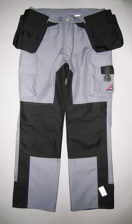 Lange Hose (Arbeitshose) für Männer, sog. Herrenhose, Artikel 1857-560/052, Größe 50, 
siehe beigefügtes Foto,
- aus verschiedenen 0,6 mm dicken, einfarbigen (grau und schwarz), strapazierfähigen Geweben 
  aus lt. Antrag 65% Polyester (synthetische Chemiefasern) und 35% Baumwolle und Besätzen aus Geweben
  aus Cordura (100% Polyamid, synthetische Chemiefasern),  
- in der Taille abschließend mit einem angesetzten Bund mit Gürtelschlaufen,
-- vorn am Bund mit zwei abnehmbaren, sog. Holstertaschen aus lt. Antrag Cordura, 
- längs der gesamten Schenkelinnenseite doppelt gearbeitet,
- unterhalb des Knies längs der Schenkelaußenseite doppelt gearbeitet,
- vorn mit einer Öffnung mit Reißverschluss und Patte von links über rechts 
   (Männerkleidung), die im Bund mit einem Metallknopf geschlossen wird,
- vorn mit zwei eingesetzten Taschen,
-- mit Taschenfutter aus dem Oberstoff der Hose und Verstärkungen der Eingriffe,
- mit zwei aufgesetzten Gesäßtaschen mit Patte und Druckknopfverschluss, 
- rechts mit einer aufgesetzten, sog. doppelten Schenkeltasche mit Patte und Druckknopfverschluss 
  mit einer Zollstocktasche und einer Hammerschlaufe,
- links mit einer aufgesetzten, sog. doppelten Schenkeltasche mit Patte und Druckknopfverschluss
  mit einer Handytasche mit Patte und einem Sicherheits-Laschenverschluss aus Kunststoff,
- mit knöchellangen Hosenbeinen; an den Abschlüssen durch Umschlagen und Festnähen 
  gesäumt, auf den Knien doppelt gearbeitet, in diese sog. "Knieeinschubtasche" kann ein 
  Kniepolster eingeschoben werden,
- aufgrund des zweckbestimmten Zuschnitts, der Ausstattung und des Gesamteindrucks ist 
  die Hose erkennbar dazu bestimmt, ausschließlich oder hauptsächlich zum Schutz der 
  Person und / oder der Kleidung bei der Ausübung einer beruflichen Tätigkeit getragen zu 
  werden.