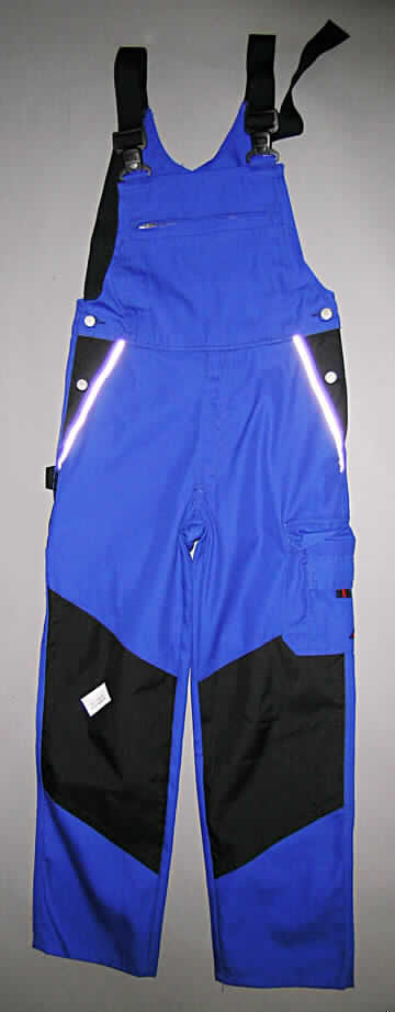 Latzhose (Arbeitshose) für Männer, sog. Herrenlatzhose, Artikel 1457-560/13, Größe 44, 
siehe beigefügtes Foto,
- aus 0,6 mm dicken, einfarbigen (blau), strapazierfähigen Geweben aus lt. Antrag 
  65% Polyester (synthetische Chemiefasern) und 35% Baumwolle und Besätzen 
  aus Cordura (100% Polyamid, synthetische Chemiefasern),  
- mit einem Vorder- und Rückenlatz, mit angenähten, elastischen und verstellbaren Trägern 
  aus Gewirke, mit Schnallen aus Kunststoff,
-- der Vorderlatz mit zwei übereinander gearbeiteten, aufgesetzten Taschen,
--- die innere Tasche ist mit einem Reißverschluss verschließbar,
- mit seitlicher Knöpfung im Bereich der Taille,
-- die Knöpfe sind auf dehnbaren Einsätzen aus Gewirken angenäht,
- vorn mit einer Öffnung mit Reißverschluss und Patte von links über rechts (Männerkleidung), 
- vorn mit zwei eingesetzten Taschen,
-- mit Taschenfutter aus dem Oberstoff der Hose und Verstärkungen der Eingriffe,
-- die Eingriffe sind mit reflektierenden silberfarbenen Paspeln versehen,
- rechts mit einer aufgesetzten Gesäßtasche mit Patte und Druckknopfverschluss, 
- rechts mit einer aufgesetzten, sog. doppelten Zollstocktasche und einer Hammerschlaufe,
- links mit einer aufgesetzten, sog. Schenkeltasche mit Patte und Druckknopfverschluss
  mit Handytasche mit Patte, die in der Mitte einen punktuellen Klettverschluss aufweist,
- mit knöchellangen Hosenbeinen; an den Abschlüssen durch Umschlagen und Festnähen 
  gesäumt, auf den Knien doppelt gearbeitet, in diese sog. "Knieeinschubtasche" kann ein 
  Kniepolster eingeschoben werden,
- aufgrund des zweckbestimmten Zuschnitts, der Ausstattung und des Gesamteindrucks ist 
  die Hose erkennbar dazu bestimmt, ausschließlich oder hauptsächlich zum Schutz der 
  Person und / oder der Kleidung bei der Ausübung einer beruflichen Tätigkeit getragen zu 
  werden.