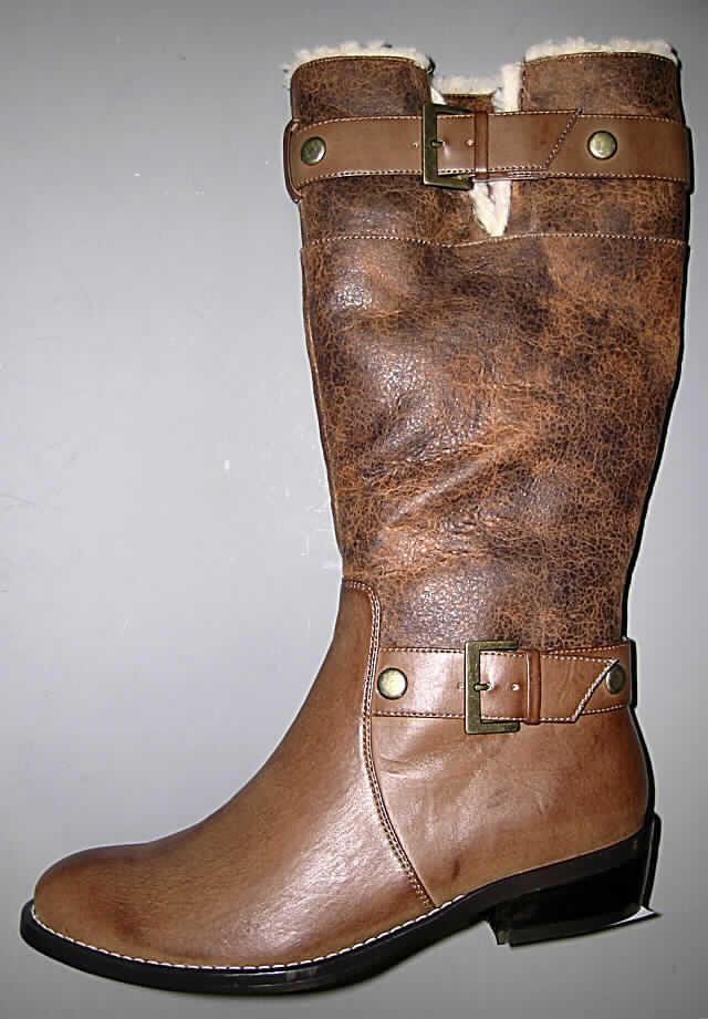 Freizeitstiefel, lt. Antrag: "Damenstiefel", siehe Foto,
- mit Laufsohlen aus (lt. Antrag) Kunststoff,
- mit Oberteil (geschlossenes Blatt) aus Spinnstoff (den größten Teil der Außenfläche
  bildend) und Kunststoff (Spinnstoff mit einer mit bloßem Auge wahrnehmbaren
  Außenschicht aus Kunststoff),
- mit einem Reißverschluss an der Innenseite und zwei Zierschnallen ausgestattet,
- nach der Gesamtkonzeption nicht für Sportzwecke.