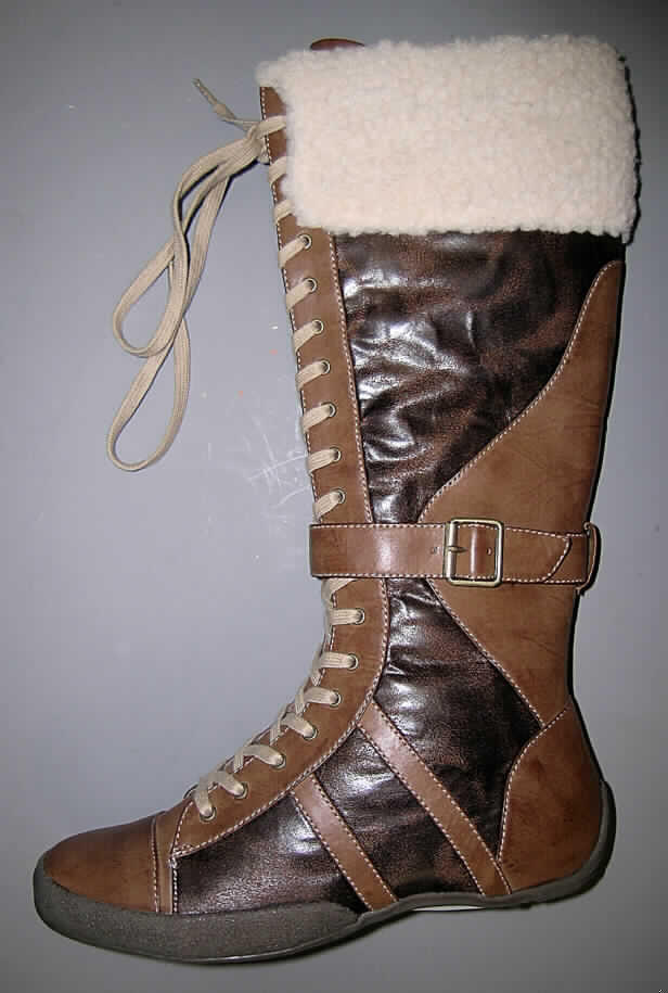 Freizeitstiefel, lt. Antrag: "Damenstiefel", siehe Foto,
- mit Laufsohlen aus (lt. Antrag) Kunststoff,
- mit Oberteil (geschlossenes Blatt) aus Spinnstoff (den größten Teil der Außenfläche
  bildend) und Kunststoff (Spinnstoff mit einer mit bloßem Auge wahrnehmbaren
  Außenschicht aus Kunststoff),
- mit Verstärkungsteilen aus Kunststoff und Spinnstoff,
- mit einem Reißverschluss an der Innenseite, einer Zierschnalle und einem
  Schnürsenkelverschluss ausgestattet,
- nach der Gesamtkonzeption nicht für Sportzwecke.