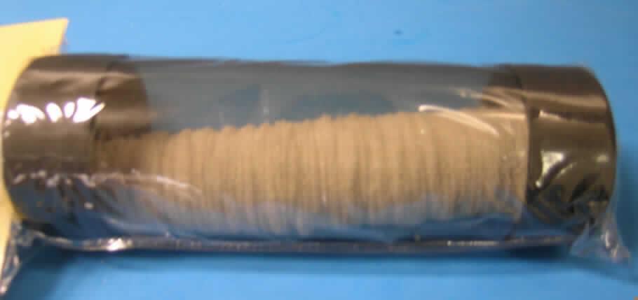 Schlauchgewirke, sog. wasserlösliches Netz,
- aus 0,5 mm dicken, einfarbigen Gewirken aus lt. Verpackungsaufschrift 100% Polyvinylalkohol
  (synthetische Chemiefasern),
- in den Abmessungen: ca. 5 cm breit (flachliegend) und lt. Verpackungsaufschrift 5 m lang,
- an den Schmalseiten nur geschnitten, ohne Randbefestigungen (somit nicht konfektioniert,
  somit kein konfektioniertes Netz der Position 5608), 
- kein Samt, Plüsch, Schlingengewirke oder Schlingengestricke, 
- ohne Elastomergarne oder Kautschukfäden,
- keine Raschelspitze,
- dient beim Angelsport zur Aufnahme des Köders,
- aufgemacht auf einer Hülse aus Kunststoff, die in eine Röhre (mit abnehmbaren Deckeln)
  aus Kunststoff eingeschoben ist; insgesamt ist die Ware in einer Verpackung aus 
  Kunststofffolie mit einem Pappverschluss verpackt.