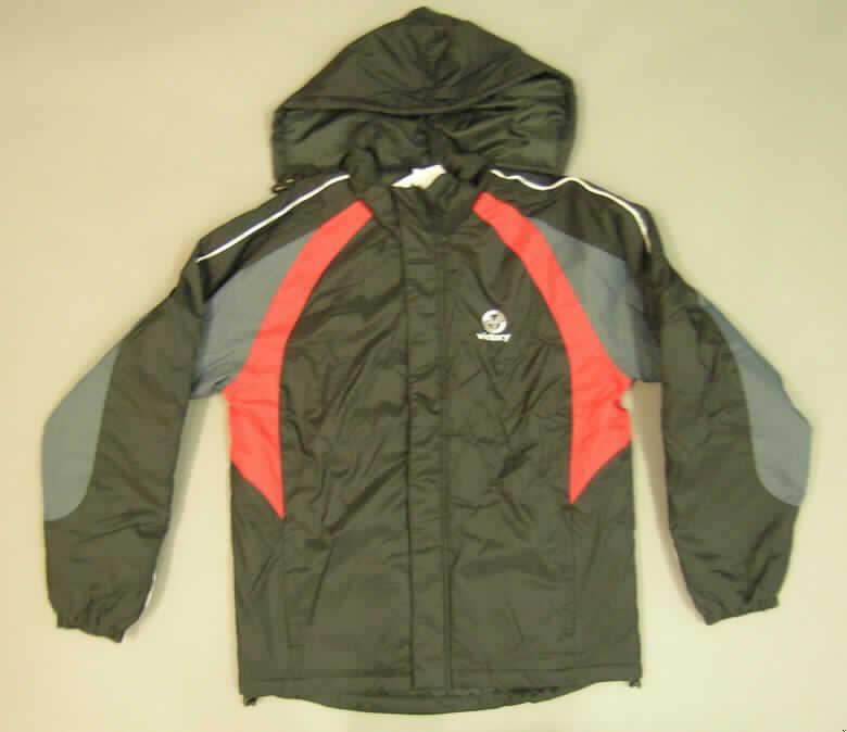 Blouson aus Geweben der Position 5903, für Männer, sog. Trainerjacke für Herren, Größe L, 
- aus verschiedenen, 0,1 mm dicken, einfarbigen, einseitig (Innenseite) mit Kunststoff (kein Zellkunststoff) 
  bestrichenen Geweben der Position 5903; wattiert gefüttert,
- über den Schritt reichend (Rückenlänge: 78 cm); mit einem Stehkragen mit integrierter Kapuze,
- vorn mit einer durchgehenden Öffnung mit Reißverschluss und einer Klettverschlusspatte von links über 
  rechts (Männerkleidung),
- mit langen Ärmeln, die über den unteren Rand des Kleidungsstückes hinausreichen; an den Abschlüssen mit 
  verengenden Bündchen,
- auf der linken Brust und auf dem Rücken mit Emblemen und Schriftzügen bedruckt,
- vorn mit eingesetzten Taschen mit Reißverschluss unterhalb der Taille,
- am unteren Rand durch einen elastischen Tunnelzug zu verengen.