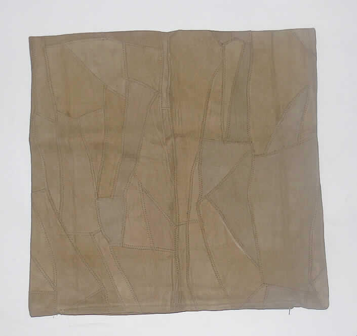 Andere Waren aus Leder, siehe Foto, 
- Kissenhülle aus Leder, 
- mit den Abmessungen von ca. 40 x 40 cm (flachliegend), 
- zusammengenäht aus einzelen Lederstücken (in sog. Patchwork-Technik), 
- an einem Rand mit Reißverschluss ausgestattet.