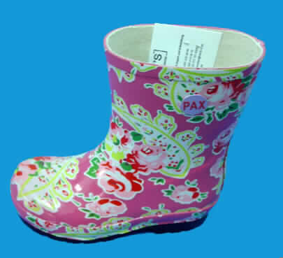 Stiefel, sog. Gummistiefel, siehe Photographie
- wasserdicht,
- mit Laufsohlen aus (lt. Antrag) Kunststoff (Polyurethan),
- mit Oberteil aus ( lt. Antrag) Kunststoff (Polyurethan), das weder durch Nähen, Nieten,    Nageln,Schrauben, Stecken oder ähnliche Verfahren zusammengefügt ist,
- ohne Metallschutz in der Vorderkappe,
- den Knöchel, nicht jedoch das Knie bedeckend.