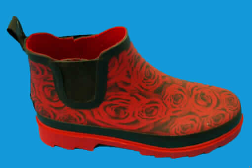 Stiefel, sog. Gummistiefel, siehe Photographie
- wasserdicht,
- mit Laufsohlen aus (lt. Antrag) Kunsstoff (Polyurethan),
- mit Oberteil aus ( lt. Antrag) Kunststoff (Polyurethan), das weder durch Nähen, Nieten,    Nageln,Schrauben, Stecken oder ähnliche Verfahren zusammengefügt ist,
- mit Verstärkungsteilen vom oberen Rand knöchelabwärts aus Spinnstoff,
- ohne Metallschutz in der Vorderkappe,
- den Knöchel, nicht jedoch das Knie bedeckend.