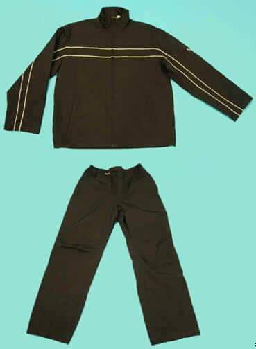 Kombination für Männer, sog. Trainingsanzug, bestehend aus einem Blouson und einer 
langen Hose für Männer, Größe L, siehe Foto,
- in gemeinsamer Aufmachung für den Einzelverkauf, 
- aus 0,4 mm dicken, einfarbigen Geweben aus lt. Antrag 100 % Polyamid (synthetische
  Chemiefasern),
- aufgrund der Ausstattung (u.a. fehlende Verengung an den Ärmelabschlüssen des Ober-
  teils und mit Öffnung an der Taille, die bei Trainingsanzügen nicht zulässig ist),
  kein Trainingsanzug,
- vollständig aus ein und demselben Flächenerzeugnis hergestellt; mit kontrastfarbenen
  Paspeln verziert, die sich auf dem Oberteil und auf der Hose im annähernd gleichen
  Umfang wiederholen,
- leicht gefüttert,
- Blouson:
-- über die Taille reichend (Rückenlänge: 70 cm),
-- mit einem Stehkragen,
-- vorn mit einer durchgehenden Öffnung mit Reißverschluß, ohne Überlappung,
-- mit langen Ärmeln, die über den unteren Rand des Kleidungsstücks hinausreichen,
-- vorn mit zwei eingesetzten Taschen,
-- am unteren Rand mit einer eingezogenen Kordel zu verengen; somit erfüllt das Klei-
   dungsstück die Begriffsbestimmung für Blousons (damit keine Jacke),
- lange Hose:
-- in der Taille abschließend mit einem teilweise elastischen Bund,
-- vorn mit einer Öffnung mit Reißverschluß, verdeckt von einer Patte von links auf
   rechts (Männerkleidung),
-- mit zwei eingesetzten Taschen,
-- mit knöchellangen Hosenbeinen, die an den Enden mit Klettverschlußriegeln verengt
   werden können,
-- an den Abschlüssen gesäumt.