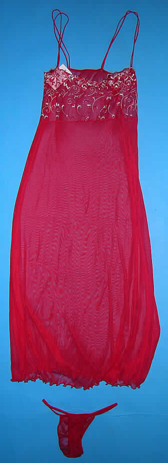 Zweiteilige Zusammenstellung bestehend aus einem Nachthemd für Frauen und einem slipähnlichen Kleidungsstück für Frauen, sog. langes Hauskleid (Negligee) und Damenslip, Hersteller-Artikelnummer: 7MM104, Größe S/M, siehe beigefügte Fotos,
- in Aufmachung für den Einzelverkauf,
- aus 0,4 mm dicken, einfarbigen, durchscheinenden Gewirken und aus 1,5 mm dicken 
  Stickereien der Pos. 5810 mit Stickgrund aus durchbrochenen Gewirken (im Brustbereich 
  des Nachthemds); beide Flächenerzeugnisse aus lt. Antrag 90% Polyamid und 
  10% Spandex (beides Chemiefasern),
- keine Kombination im Sinne der Anm. 3b) zu Kap. 61, weil u.a. eine Ware der Position 
  6108 als Bestandteil einer Kombination nicht zugelassen ist,
- kein Schlafanzug (Baby Doll), da es sich bei dem Nachthemd nicht um ein sehr kurzes 
  Nachthemd handelt; aufgrund der Gestaltung (u.a. ohne Öffnung) auch kein Negligee,
- Nachthemd: mit doppelt gearbeiteten, nicht verstellbaren, schmalen Spaghettiträgern; ohne
  Öffnung und ohne Verschluss (unisex); über die Knie reichend (Rückenlänge: 117 cm);
  am unteren Rand gesäumt und gekräuselt; insbesondere wegen des Materials und der 
  Ausstattung (u.a. im Brustbereich aus durchscheinender Stickerei) kein Kleid; nach 
  Schnitt, Material, Farbe und Ausstattung erkennbar dazu bestimmt, ausschließlich
  oder im Wesentlichen als Nachtkleidung im Bett getragen zu werden.