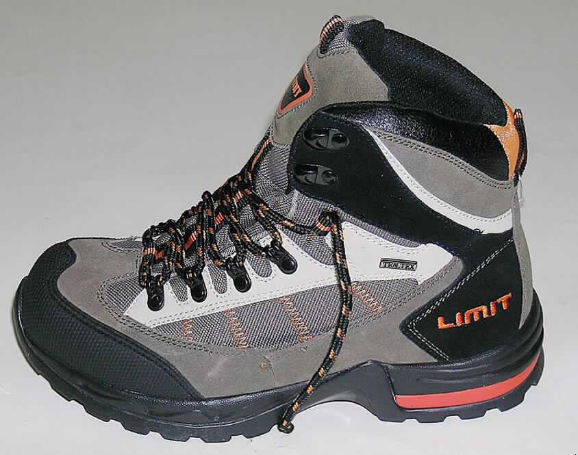 Freizeitschuhe, Wanderstiefel (lt. Antrag Herren-Trekking-Stiefel), siehe Foto, 
- mit Laufsohlen aus Kautschuk, 
- mit Oberteil (geschlossenes Blatt) aus Leder (den größten Teil der Außenfläche bildend), 
  Spinnstoff und Kunststoff (Spinnstofferzeugnis mit einer mit bloßem Auge wahrnehmbaren 
  Außenschicht aus Kunststoff), 
- auf das Oberteil sind Stücke aus Leder und Kunststoff als Verstärkungsteile aufgesetzt, 
- mit Schnürsenkelverschluss (u.a. mit abstehenden Metallhaken), 
- ohne Metallschutz in der Vorderkappe, 
- den Knöchel, jedoch nicht die Wade bedeckend, 
- mit einer Länge der Innensohle von mehr als 24 cm, 
- nicht als Männer- oder Frauenschuhe erkennbar, 
- aufgrund des äußeren Erscheinungsbildes, der stark profilierten Sohle und der abstehenden 
  Metallhaken für Freizeitaktivitäten (z. B. Wandern), jedoch nicht für Sportzwecke geeignet.