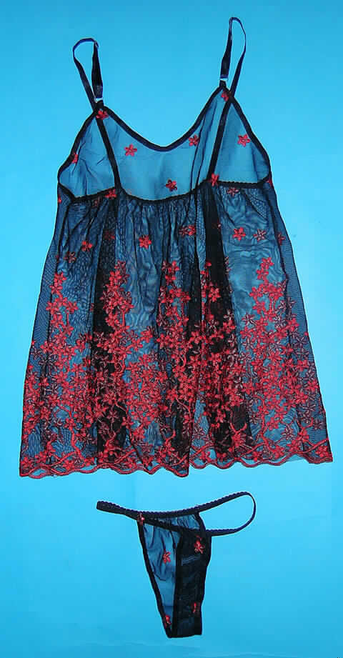 Schlafanzug bestehend aus einem sehr kurzen Nachthemd und einem slipähnlichen Kleidungsstück (Baby Doll), sog. Baby Doll, Hersteller-Artikelnummer 13-90334, Größe S/M, siehe beigefügtes Foto,
- gemeinsam für den Einzelverkauf aufgemacht,
- aus 1,2 mm dicken, Stickereien der Pos. 5810 mit Stickgrund aus durchscheinenden 
  Gewirken (Stickmotiv: rote Blüten) aus lt. Antrag 90% Polyamid und 10% Spandex (beides 
  Chemiefasern),
- aufgrund des Schnitts eindeutig als Frauenkleidung erkennbar,
- Oberteil: über die Taille reichend (Rückenlänge: ca. 72 cm); mit verstellbaren
  Spaghettiträgern aus Geweben; ohne Öffnung und ohne Verschluss; zum unteren Rand
  hin weit geschnitten,
- slipähnliches Kleidungsstück; in Form eines Tangaslips gearbeitet; mit einem elastischen
  Band aus Gewirken im Taillenabschluss; mit sehr hohen Beinausschnitten, die mit
  elastischen Bändern aus Gewirken gearbeitet sind; ohne Öffnung und ohne Verschluss; im
  Schritt nicht doppelt gearbeitet und ohne Hygieneeinlage, kennzeichnet sich jedoch 
  aufgrund der Ausstattung und des Verwendungszwecks als slipähnliches Kleidungsstück,
- insbesondere nach Schnitt, Material, Farbe und Ausstattung erkennbar dazu bestimmt,
  ausschließlich oder im Wesentlichen als Nachtkleidung (sog. Baby Doll) im Bett getragen
  zu werden.