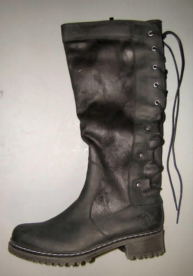 Freizeitstiefel (lt. Antrag Artikel Nr. 1-60-37-0059-0), siehe Foto,
- mit Laufsohlen aus (lt. Antrag) Kunststoff; ohne Hauptsohle aus Holz,
- mit Oberteil (geschlossenes Blatt) aus Leder (den größten Teil der Außenfläche bildend) und Spinnstoff,
- mit einem Reißverschluss auf der Innenseite und einem Schnürsenkelverschluss hinten,
- ohne Schutz in der Vorderkappe,
- den Knöchel und die Wade bedeckend (die dickste Stelle der Wade bedeckend; Schafthöhe 
  ca. 37 cm bei Schuhgröße 37),
- mit einer Länge der Innensohle von mehr als 24 cm,
- für Frauen (u. a. schmaler Schnitt),
- aufgrund der Gesamtkonzeption nicht für Sportzwecke