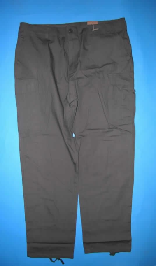 Arbeitshose für Männer, sog. US-Kampfhose "Vietnam", Artikel 01374/01375, Größe XL,
siehe Foto,
- aus 0,5 mm dicken, einfarbigen Ripstop-Geweben aus lt. Antrag 100% Baumwolle,
- ungefüttert,
- in der Taille abschließend ohne angesetzten Taillenbund; auf der Innenseite mit einem
  Bundband versehen; mit Gürtelschlaufen und seitlichen Riegeln zum Verengen,
- vorn mit einer Öffnung mit Reißverschluss und einer Patte von links über rechts
  (Männerkleidung),
- mit zwei seitlich eingesetzten Eingriffstaschen und zwei eingesetzten Gesäßtaschen
  aus dem gleichen Stoff wie dem des Kleidungsstücks,
- auf den Hosenbeinen mit aufgesetzten Taschen,
- weit geschnitten und bis zu den Knöcheln reichend,
- an den Beinabschlüssen mit einem eingezogenen Zugband zu verengen,
- aufgrund des zweckbestimmten, einfachen Schnitts und der Ausstattung (u.a. kein
  angesetzter Taillenbund) erkennbar dazu bestimmt, zum Schutz anderer Kleidungsstücke 
  und der Person bei der Ausübung einer beruflichen Tätigkeit getragen zu werden.