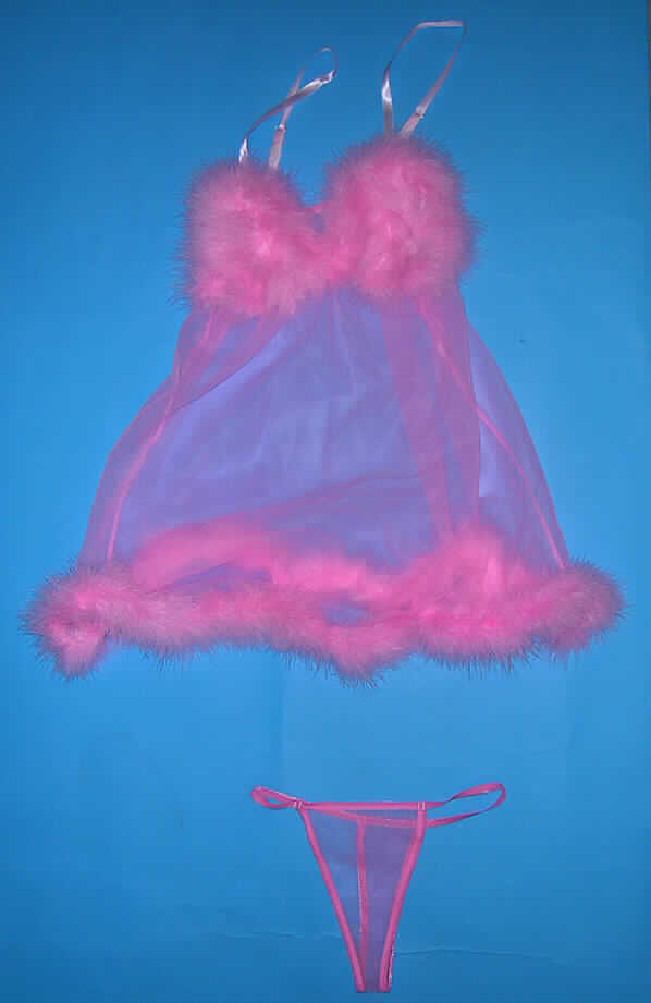 Schlafanzug bestehend aus einem sehr kurzen Nachthemd und einem slipähnlichen Kleidungsstück (Baby Doll), sog. Baby Doll, Hersteller-Artikelnummer 2269, Größe S, siehe beigefügtes Foto,
- gemeinsam für den Einzelverkauf aufgemacht,
- aus 0,3 mm dicken, durchscheinenden, einfarbigen Gewirken aus lt. Antrag 90% Polyamid
  10% Spandex (beides Chemiefasern),
- aufgrund des Schnitts eindeutig als Frauenkleidung erkennbar,
- Oberteil: über die Taille reichend (Rückenlänge: ca. 70 cm); mit verstellbaren
  Spaghettiträgern aus Geweben; ohne Öffnung und ohne Verschluss; mit ausgearbeiteten 
  Büstenteilen; im Bereich der Büste und am unteren Rand mit einem Besatz aus Federn; 
  zum unteren Rand hin weit geschnitten,
- slipähnliches Kleidungsstück; in Form eines Tangaslips gearbeitet; mit einem elastischen
  Band aus Gewirken im Taillenabschluss; mit sehr hohen Beinausschnitten, die mit
  elastischen Bändern gearbeitet sind; ohne Öffnung und ohne Verschluss; im Schritt nicht
  doppelt gearbeitet und ohne Hygieneeinlage, kennzeichnet sich jedoch aufgrund der 
  Ausstattung und des Verwendungszwecks als slipähnliches Kleidungsstück,
- insbesondere nach Schnitt, Material, Farbe und Ausstattung erkennbar dazu bestimmt,
  ausschließlich oder im Wesentlichen als Nachtkleidung (sog. Baby Doll) im Bett getragen
  zu werden.