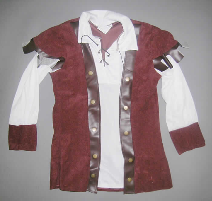 Fünfteilige Zusammenstellung, bestehend aus einer Hemdbluse, einer langen Hose, Bekleidungszubehör aus Zellkunststoff (Gürtel und Stulpen) und einer Kopfbedeckung (Hut), sog. Robin Hood (Art. 87124), Größe 110 bis 146, siehe Fotos,
- gemeinsam für den Einzelverkauf aufgemacht und zur Befriedigung eines speziellen Bedarfs zusammengestellt,
- gehört als Maskenkostüm aus Spinnstoffen nicht zum Warenkreis der Karnevalsartikel der Position 9505,
- getrennte Einreihung aller Bestandteile, u. a. weil die Kleidungsstücke nicht zusammen in eine Position eingereiht 
  werden können,
- Hemdbluse:
-- aus verschiedenen, 0,4 mm bzw. 1,0 mm dicken, einfarbigen, geschmirgelten und glatten Gewirken aus 
   lt. Antrag 100% synthetischen Chemiefasern, 
-- mit mehr als 10 Maschen je linearen Zentimeter in jeder Richtung,
-- über den Schritt reichend (Rückenlänge: 60 cm), 
-- mit einem Umlegekragen,
-- vorn mit einer schlitzförmigen Öffnung, die mit einem eingezogenen Bindeband geschlossen werden kann, 
-- ohne Merkmale, die auf den Trägerkreis hinweisen (unisex),
-- mit langen Ärmeln, an den Schultern mit überlappenden Zuschnitten, die mit einer zackenförmig zugeschnitten 
   "Borte" aus Meterware des Kapitels 39 eingefasst sind,
-- vorn mit zwei 3,5 cm breiten, vertikal verlaufenden Streifen aus Meterware des Kapitels 39 (Außenseite aus 
   Zellkunststoff, mit einem undichten Gewirke unterlegt); mit Nieten aus unedlem Metall,
-- durch die verschiedenfarbigen Flächenerzeugnisse wird der Eindruck erweckt, dass eine Weste über 
   einem "Hemd"getragen wird,
-- am unteren Rand durch Umschlagen und Festnähen gesäumt,
-- den Hemden für Männer entsprechend zugeschnitten.