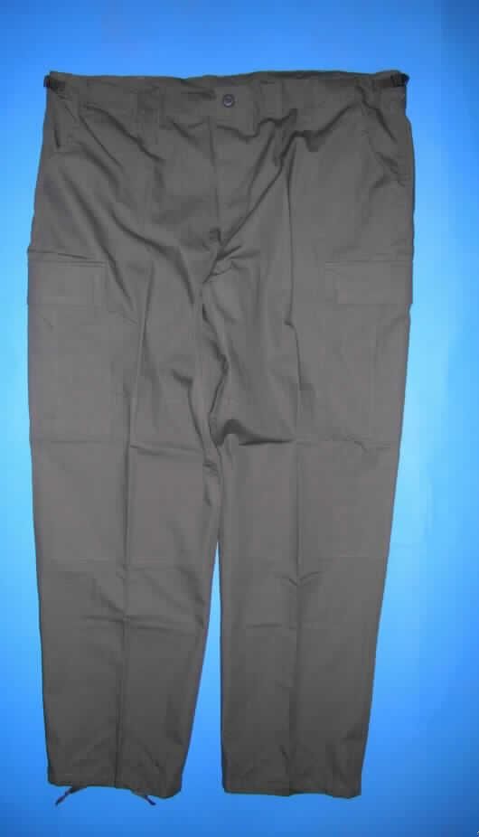 Arbeitshose für Männer, sog. US-Kampfhose BDU, Artikel 01334, Größe XL, siehe Foto,
- aus 0,5 mm dicken, einfarbigen Ripstop-Geweben aus lt. Antrag 100% Baumwolle,
- ungefüttert,
- in der Taille abschließend ohne angesetzten Taillenbund; auf der Innenseite mit einem
  Bundband versehen; mit Gürtelschlaufen und seitlichen Riegeln zum Verengen,
- vorn mit einer Öffnung mit Reißverschluss und einer Patte von links über rechts
  (Männerkleidung),
- im Gesäßbereich verstärkt (doppelt gearbeitet),
- mit zwei seitlich eingesetzten Eingriffstaschen und zwei eingesetzten Gesäßtaschen
  aus dem gleichen Stoff wie dem des Kleidungsstücks,
- auf den Hosenbeinen mit aufgesetzten Taschen,
- weit geschnitten und bis zu den Knöcheln reichend,
- an den Beinabschlüssen mit einem eingezogenen Zugband zu verengen,
- aufgrund des zweckbestimmten, einfachen Schnitts und der Ausstattung (u.a. kein
  angesetzter Taillenbund) erkennbar dazu bestimmt, zum Schutz anderer Kleidungsstücke 
  und der Person bei der Ausübung einer beruflichen Tätigkeit getragen zu werden.