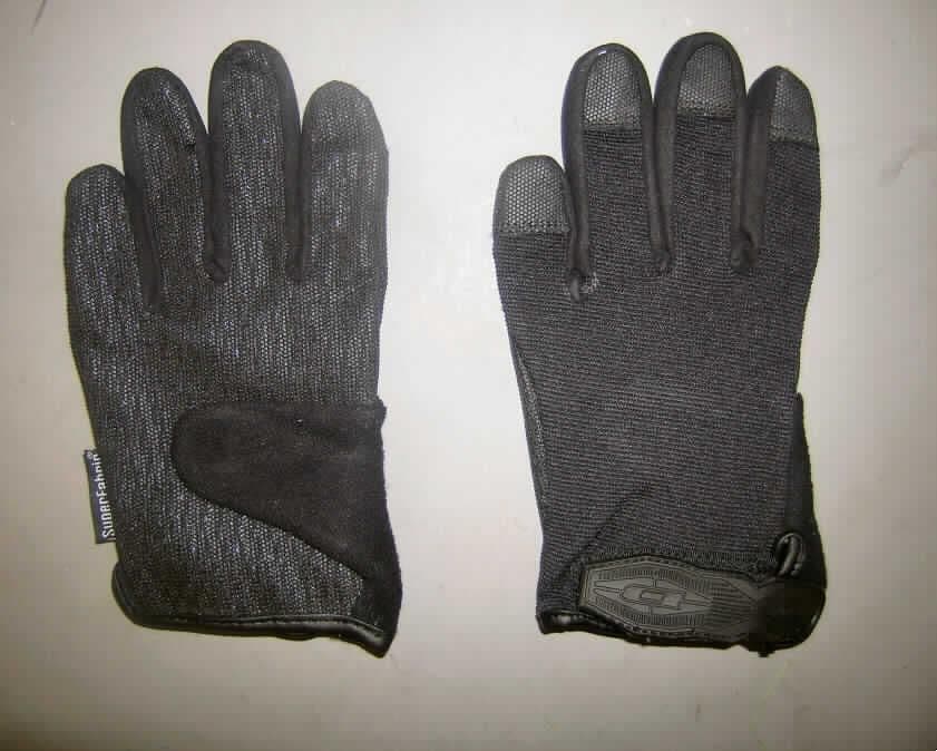 Handschuhe, Größe XS, siehe beigefügtes Foto,
- als Fünffingerhandschuhe gearbeitet,
- lt. Untersuchungsergebnis mit folgendem Aufbau:
-- Handinnenfläche und Außenseiten der Fingerkuppen aus auf der Außenseite mit Mikroglaskugeln
   versehenen Gewirken der Position 5907 aus synthetischen Chemiefasern; zusätzlich punktuell
   mit aufgebrachtem Kunststoff ausgerüstet,
-- Daumenbereich und Handrücken aus unterschiedlichen Gewirken aus synthetischen Chemiefasern,
-- Fingerzwischenräume aus Vliesstoff,
- am Handgelenk mit einem Klettverschlussriegel,
- am untern Rand mit einer Randeinfassung aus schmalen Gewirkestreifen der Position 5903,
- nach dem Umfang verleihen die Gewirke der Ware ihren wesentlichen Charakter.