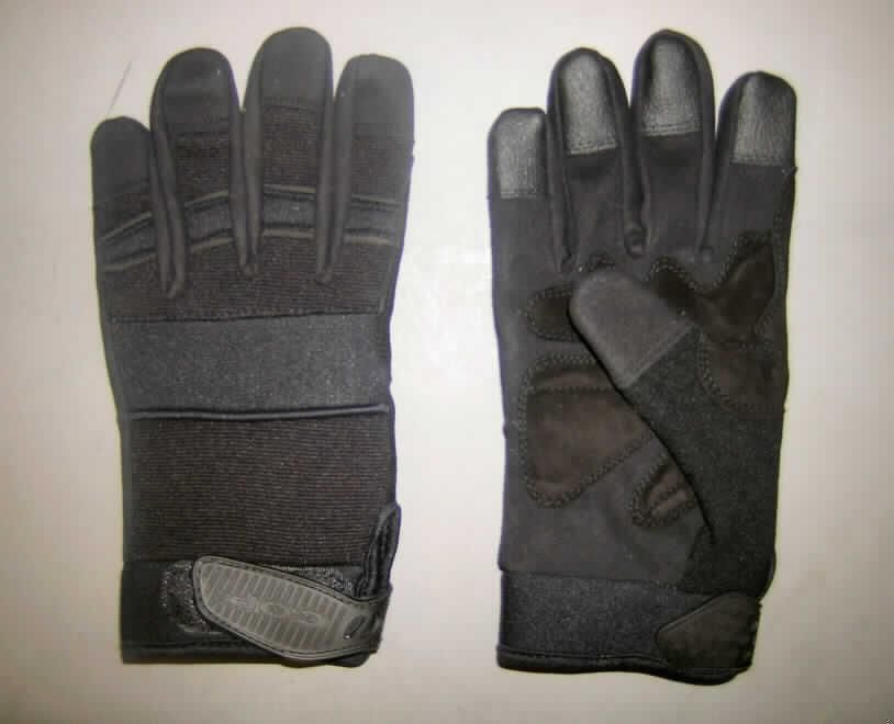 Handschuhe, Größe XS, siehe beigefügtes Foto,
- als Fünffingerhandschuhe gearbeitet,
- lt. Untersuchungsergebnis mit folgendem Aufbau:
-- überwiegender Teil der Handinnenfläche, Fingerzwischenräume und Außenseite der Finger- und
   Daumenkuppen aus mit einem Bindemittel verfestigten Vliesstoff der Position 5603 aus
   synthetischen Chemiefasern,
-- im Bereich der Handinnenfläche mit aufgesetzten Zuschnitten aus Leder,
-- an den Innenseiten der Fingerkuppen mit Zuschnitten aus einem mit einer geprägten
   Zellkunststofffolie überzogenen, undichten Gewirke; das Gewirke dient nur der Verstärkung
   des Zellkunststoffs (Meterware des Kapitels 39),
-- an der Handaußenseite am Handgelenk und im Bereich der Knöchel aus einem Gewirke der Position
   5906 mit Außenlagen aus Gewirken und einer Zwischenlage aus Mikrozellkautschuk (Neoprene),
-- Teile des Handrückens und der Fingeraußenseiten aus einem dreilagigen Flächenerzeugnis mit
   Außen- und Innenlage aus Gewirken aus synthetischen Chemiefasern und einer Zwischenlage aus
   Schaumkunststoff (Meterware der Position 5903),
-- im Daumenbereich aus einem dreilagigen Flächenerzeugnis mit einer Außen- und Innenlage aus
   Schlingengewirken aus Spinnstoffen und einer Zwischenlage aus Schaumkunststoff (Meterware
   der Position 6001), 
- am Handgelenk mit einem Klettverschlussriegel, 
- am unteren Rand mit einer Randeinfassung aus Gewirken,
- nach dem Umfang herrschen die Gewirke bzw. der Vliesstoff gegenüber dem Leder bzw. dem
  Kunststoff vor; der Vliesstoff und die Gewirke sind nach dem Umfang jedoch in etwa gleich;
  keines der beiden Flächenerzeugnisse (Gewirke/Vliesststoff) verleiht daher der Ware ihren
  wesentlichen Charakter; die Ware ist somit der von den gleichermaßen in Betracht kommenden
  Positionen (6116 und 6216) der in der Nomenklatur zuletzt genannten zuzuweisen.