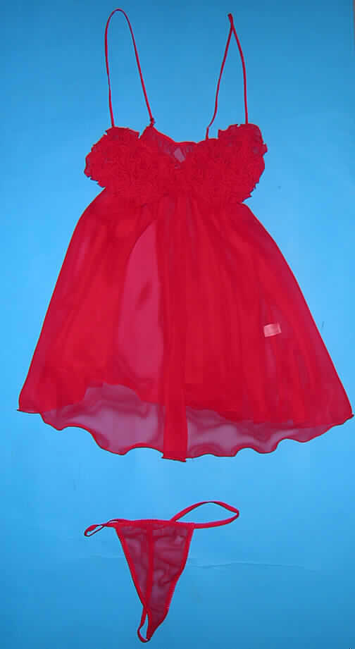 Schlafanzug bestehend aus einem sehr kurzen Nachthemd und einem slipähnlichen Kleidungsstück (Baby Doll), sog. Baby Doll, Hersteller-Artikelnummer 2304, Größe S, siehe beigefügtes Foto,
- gemeinsam für den Einzelverkauf aufgemacht,
- aus 0,2 mm dicken, durchscheinenden, einfarbigen Geweben aus lt. Antrag 90% Polyamid
  und 10% Spandex (beides Chemiefasern),
- aufgrund des Schnitts eindeutig als Frauenkleidung erkennbar,
- Oberteil: über die Taille reichend (Rückenlänge: ca. 75 cm); mit verstellbaren
  Spaghettiträgern; mit ausgearbeiteten Büstenteilen; im Bereich der Büste mit aufgenähten,
  gerüschten Gewebestreifen; ohne Öffnung und ohne Verschluss; am unteren Rand 
  gesäumt; zum unteren Rand hin weit geschnitten,
- slipähnliches Kleidungsstück; in Form eines Tangaslips gearbeitet; mit einem elastischen
  Band aus Gewirken im Taillenabschluss und im Gesäßbereich; mit sehr hohen
  Beinausschnitten, die mit elastischen Bändern aus Gewirken gearbeitet sind; ohne Öffnung
  und ohne Verschluss; im Schritt nicht doppelt gearbeitet und ohne Hygieneeinlage, 
  kennzeichnet sich jedoch aufgrund der Ausstattung und des Verwendungszwecks als 
  slipähnliches Kleidungsstück,
- insbesondere nach Schnitt, Material, Farbe und Ausstattung erkennbar dazu bestimmt,
  ausschließlich oder im Wesentlichen als Nachtkleidung (sog. Baby Doll) im Bett getragen
  zu werden.