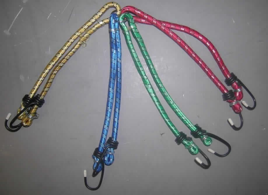 Andere konfektionierte Spinnstoffware (Spanngurt), siehe beigefügtes Foto,
- bestehend aus vier elastischen Kordeln mit einem Durchmesser von ca. 7 mm und einer Länge 
  von ca. 45 cm aus ungezwirnten Kautschukfäden (Durchmesser: 5 mm oder weniger), die mit 
  Spinnstoffgarnen umflochten sind (Meterware der Position 5604),
- die vier gummielastischen Kordeln sind gemeinsam durch einen Stahlring von etwa 2,5 cm
  Durchmesser gezogen, an den Enden umgeschlagen und mit einem Stahldraht so fixiert worden,
  dass die an den Enden auf die elastischen Kordeln aufgesteckten Haken aus Stahldraht nicht
  herausrutschen,
- durch Zusammenfügen der Einzelteile konfektioniert,
- nach Umfang, Wert und in Bezug auf die Verwendung bestimmen die gummielastischen Kordeln den
  Charakter der aus verschiedenen Stoffen zusammengesetzten Ware.