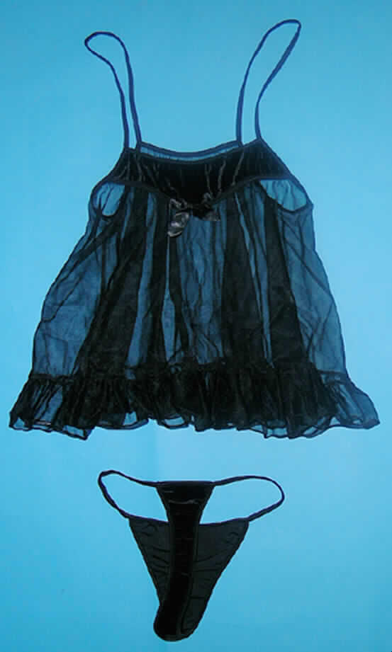 Schlafanzug bestehend aus einem sehr kurzen Nachthemd und einem slipähnlichen Kleidungsstück (Baby Doll), sog. Baby Doll, Hersteller-Artikelnummer 476, Größe S, siehe beigefügtes Foto,
- gemeinsam für den Einzelverkauf aufgemacht,
- aus 1,5 mm dicken, einfarbigen Samtgewirken (vorn am oberen Rand des Nachthemds
  und slipähnliches Kleidungsstück) sowie aus 0,3 mm dicken, einfarbigen,  
  durchscheinenden Gewirken (restlicher Teil des Nachthemds); beide Flächenerzeugnisse
  aus  lt. Antrag 90% Polyamid und 10% Spandex (beides Chemiefasern),
- aufgrund des Schnitts eindeutig als Frauenkleidung erkennbar,
- Oberteil: über die Taille reichend (Rückenlänge: ca. 60 cm); mit elastischen
  Spaghettiträgern; im Brustbereich mit einer kleinen Schleife aus einem gewebten
  Band verziert; ohne Öffnung und ohne Verschluss; am unteren Rand mit einem ca. 8 cm
  breiten, gerüschten Abschluss; zum unteren Rand hin weit geschnitten,
- slipähnliches Kleidungsstück; in Form eines Tangaslips gearbeitet; mit einem elastischen
  Band aus Gewirken im Taillenabschluss; mit sehr hohen Beinausschnitten, die mit
  elastischen Bändern gearbeitet sind; ohne Öffnung und ohne Verschluss; im Schritt nicht
  doppelt gearbeitet und ohne Hygieneeinlage, kennzeichnet sich jedoch aufgrund der 
  Ausstattung und des Verwendungszwecks als slipähnliches Kleidungsstück,
- insbesondere nach Schnitt, Material, Farbe und Ausstattung erkennbar dazu bestimmt,
  ausschließlich oder im Wesentlichen als Nachtkleidung (sog. Baby Doll) im Bett getragen
  zu werden.