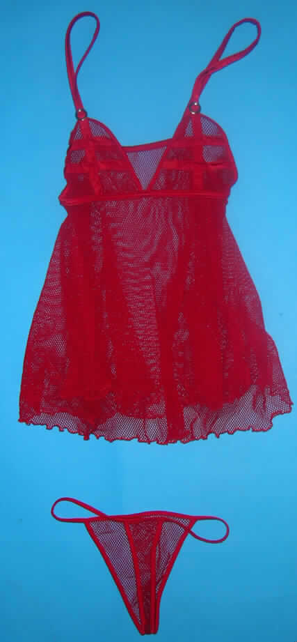 Schlafanzug bestehend aus einem sehr kurzen Nachthemd und einem slipähnlichen Kleidungsstück (Baby Doll), sog. Baby Doll, Hersteller-Artikelnummer 2204, Größe S, siehe beigefügtes Foto,
- gemeinsam für den Einzelverkauf aufgemacht,
- aus 0,9 mm dicken, einfarbigen, netzartig durchbrochenen Gewirken aus lt. Antrag 90%
  Polyamid und 10% Spandex (beides Chemiefasern),
- aufgrund des Schnitts eindeutig als Frauenkleidung erkennbar,
- Oberteil: über die Taille reichend (Rückenlänge: ca. 65 cm); mit elastischen
  Spaghettiträgern; mit ausgearbeiteten Büstenteilen; im Bereich der Büste mit aufgenähten, 
  schmalen, dichten Gewirkestreifen; ohne Öffnung und ohne Verschluss; am unteren Rand
  gekräuselt und gesäumt; zum unteren Rand hin weit geschnitten,
- slipähnliches Kleidungsstück; in Form eines Tangaslips gearbeitet; mit einem elastischen
  Band aus Gewirken im Taillenabschluss; mit sehr hohen Beinausschnitten, die mit
  elastischen Bändern gearbeitet sind; ohne Öffnung und ohne Verschluss; im Schritt nicht 
  doppelt gearbeitet und ohne Hygieneeinlage, kennzeichnet sich jedoch aufgrund der 
  Ausstattung und des Verwendungszwecks als slipähnliches Kleidungsstück,
- insbesondere nach Schnitt, Material, Farbe und Ausstattung erkennbar dazu bestimmt,
  ausschließlich oder im Wesentlichen als Nachtkleidung (sog. Baby Doll) im Bett getragen
  zu werden.