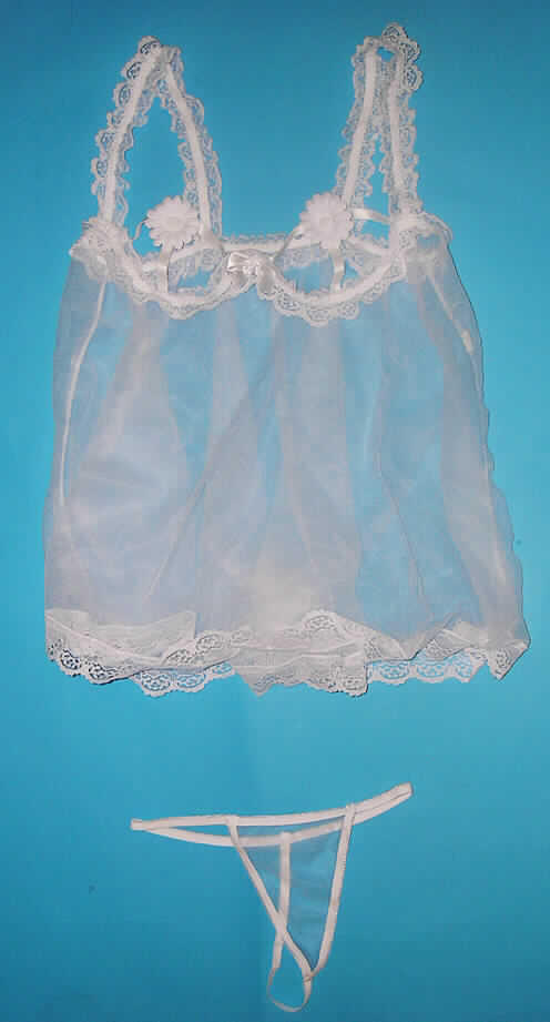 Schlafanzug bestehend aus einem sehr kurzen Nachthemd und einem slipähnlichen Kleidungsstück (Baby Doll), sog. Baby Doll, Hersteller-Artikelnummer 2182, Größe S, siehe beigefügtes Foto,
- gemeinsam für den Einzelverkauf aufgemacht,
- aus 0,2 mm dicken, durchscheinenden, einfarbigen Gewirken und aus 0,6 mm dicken,
  einfarbigen, durchbrochenen Gewirken (sog. Raschelspitze); beide aus lt. Antrag 90%
  Polyamid und 10% Spandex (beides Chemiefasern),
- aufgrund des Schnitts eindeutig als Frauenkleidung erkennbar,
- Oberteil: über die Taille reichend (Rückenlänge: ca. 63 cm); mit elastischen Schulterträgern
  aus Raschelspitze; ohne Öffnung und ohne Verschluss; im Bereich der Brust weitgehend
  offen und mit schmalen, elastischen Bändern aus Geweben im Brustbereich und jeweils in 
  der Brustmitte mit einem Blüte aus Geweben verziert; zum unteren Rand hin weit 
  geschnitten; am oberen und unteren Rand mit einem ca. 4 cm breiten, angenähten Streifen 
  aus Raschelspitze (Wirkspitze),
- slipähnliches Kleidungsstück; in Form eines Tangaslips gearbeitet; mit einem elastischen
  Band aus Gewirken im Taillenabschluss, im Schritt und Gesäßbereich; mit sehr hohen
  Beinausschnitten, die mit elastischen Bändern gearbeitet sind; im Schritt nicht doppelt
  gearbeitet und ohne Hygieneeinlage, kennzeichnet sich jedoch aufgrund der Ausstattung
  und des Verwendungszwecks als slipähnliches Kleidungsstück,
- insbesondere nach Schnitt, Material, Farbe und Ausstattung erkennbar dazu bestimmt,
  ausschließlich oder im Wesentlichen als Nachtkleidung (sog. Baby Doll) im Bett getragen
  zu werden.